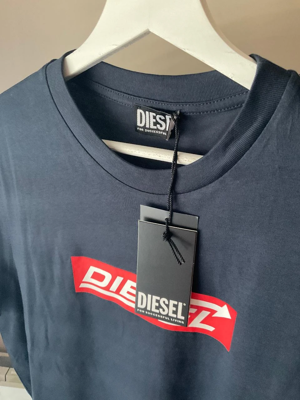 T-shirt Diesel azul-marinho com logo vermelho verão chique casual – Tamanho P – Novo – photo 3
